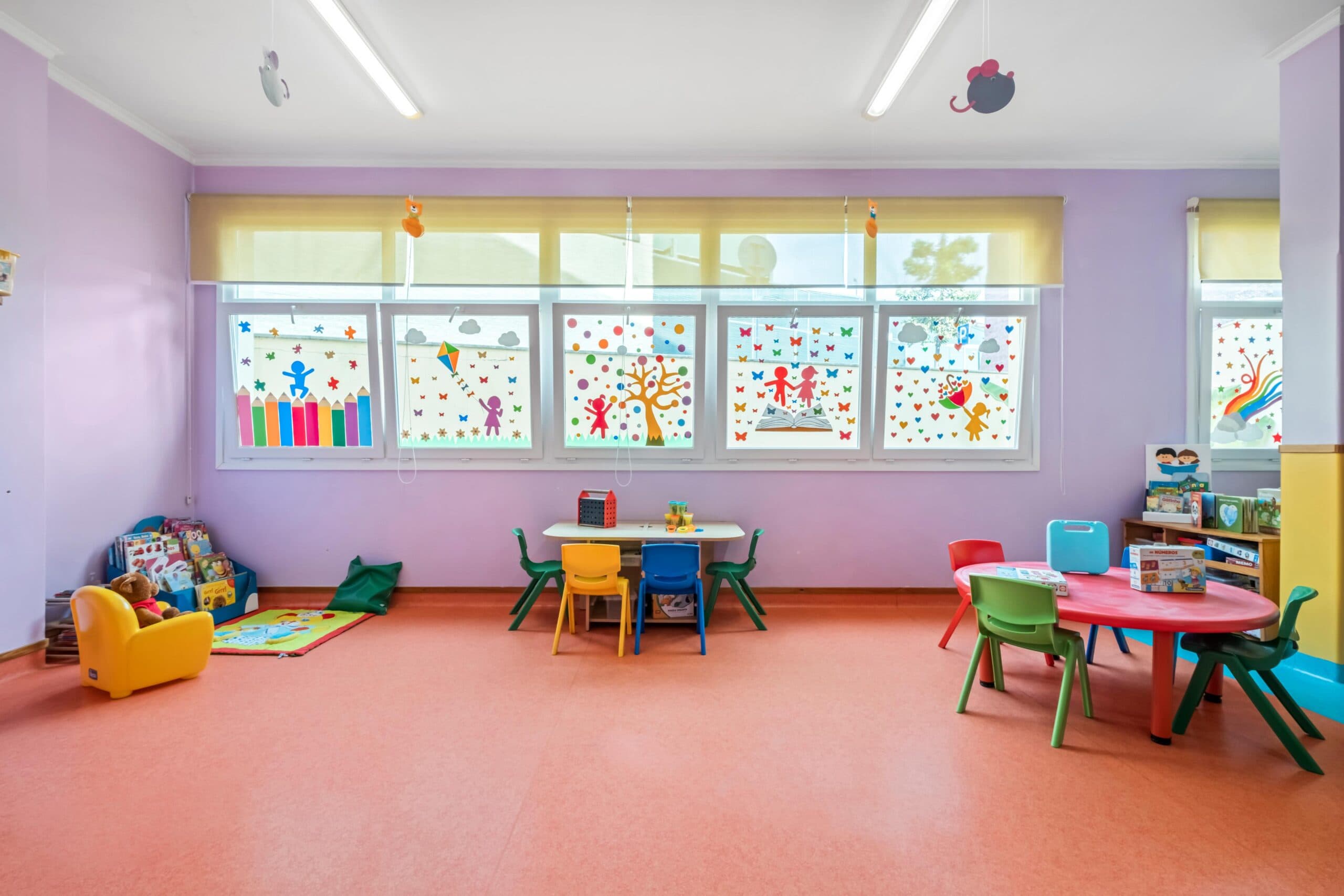 Sala jardim de infância Pica-paus com mesas, cadeiras, material e diversos brinquedos, no infantário A Toca dos Traquinas