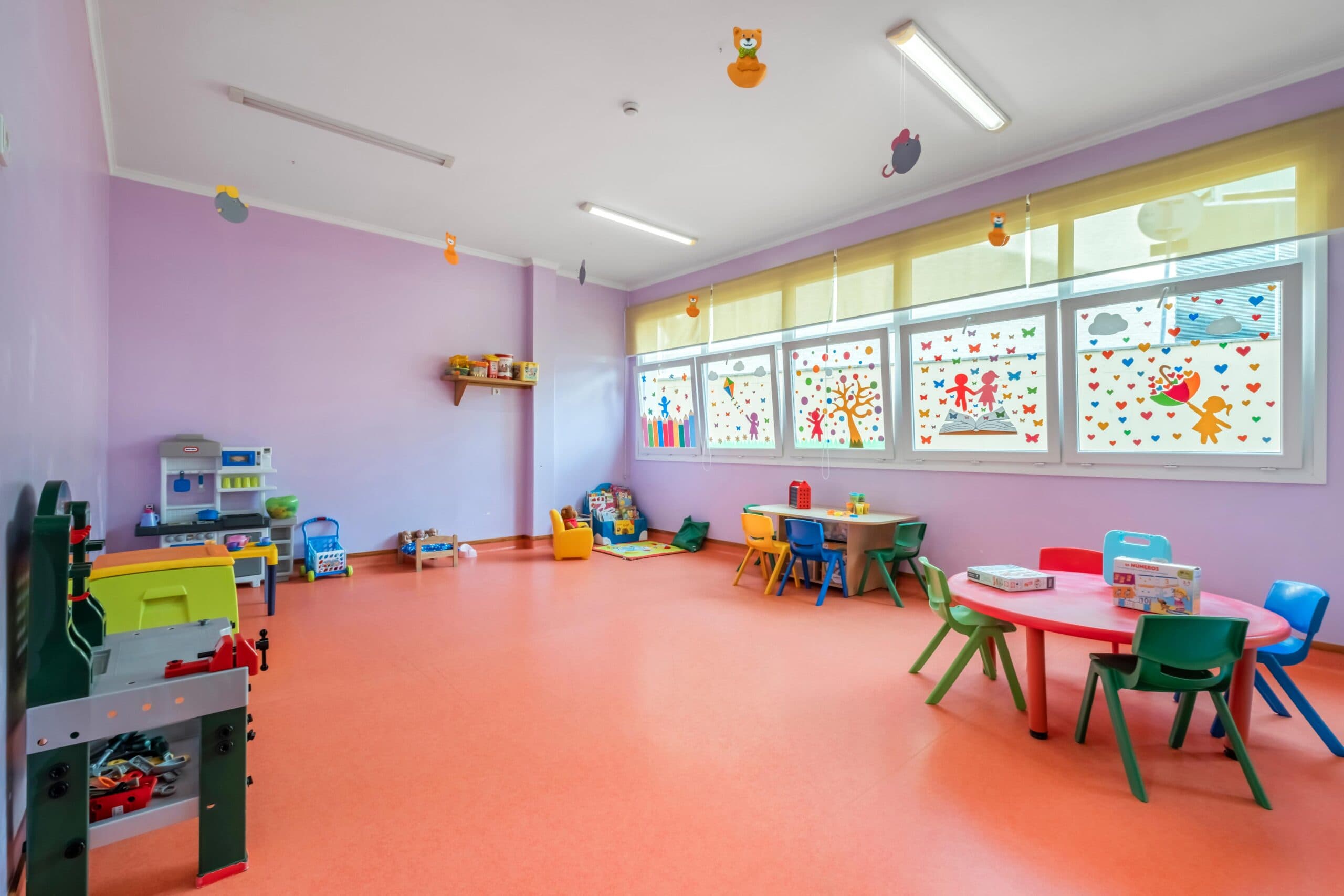 Sala jardim de infância Pica-paus com mesas, cadeiras, material e diversos brinquedos, no infantário A Toca dos Traquinas