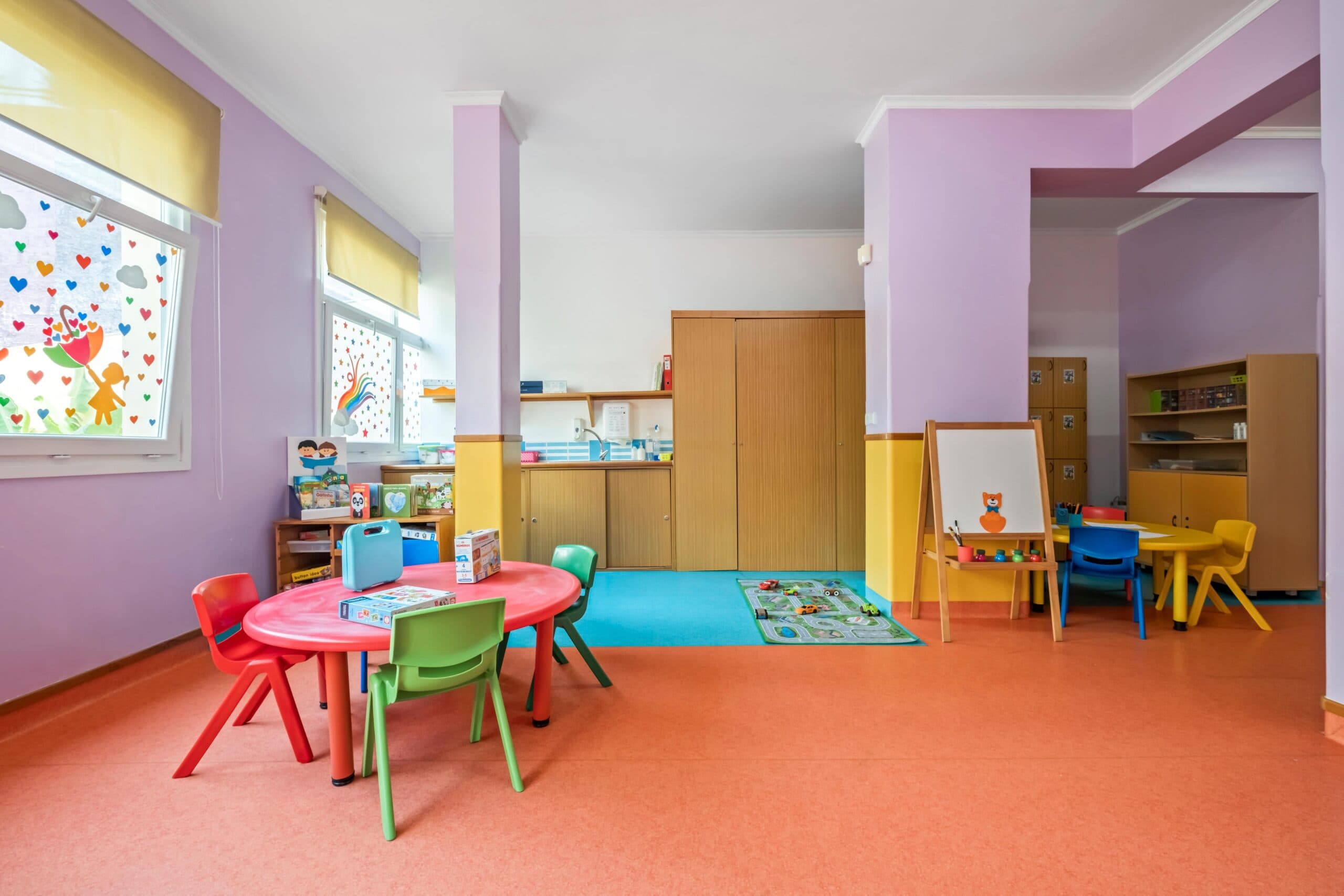 Sala jardim de infância Pica-paus com mesas, cadeiras, material e diversos brinquedos, no infantário A Toca dos Traquinas