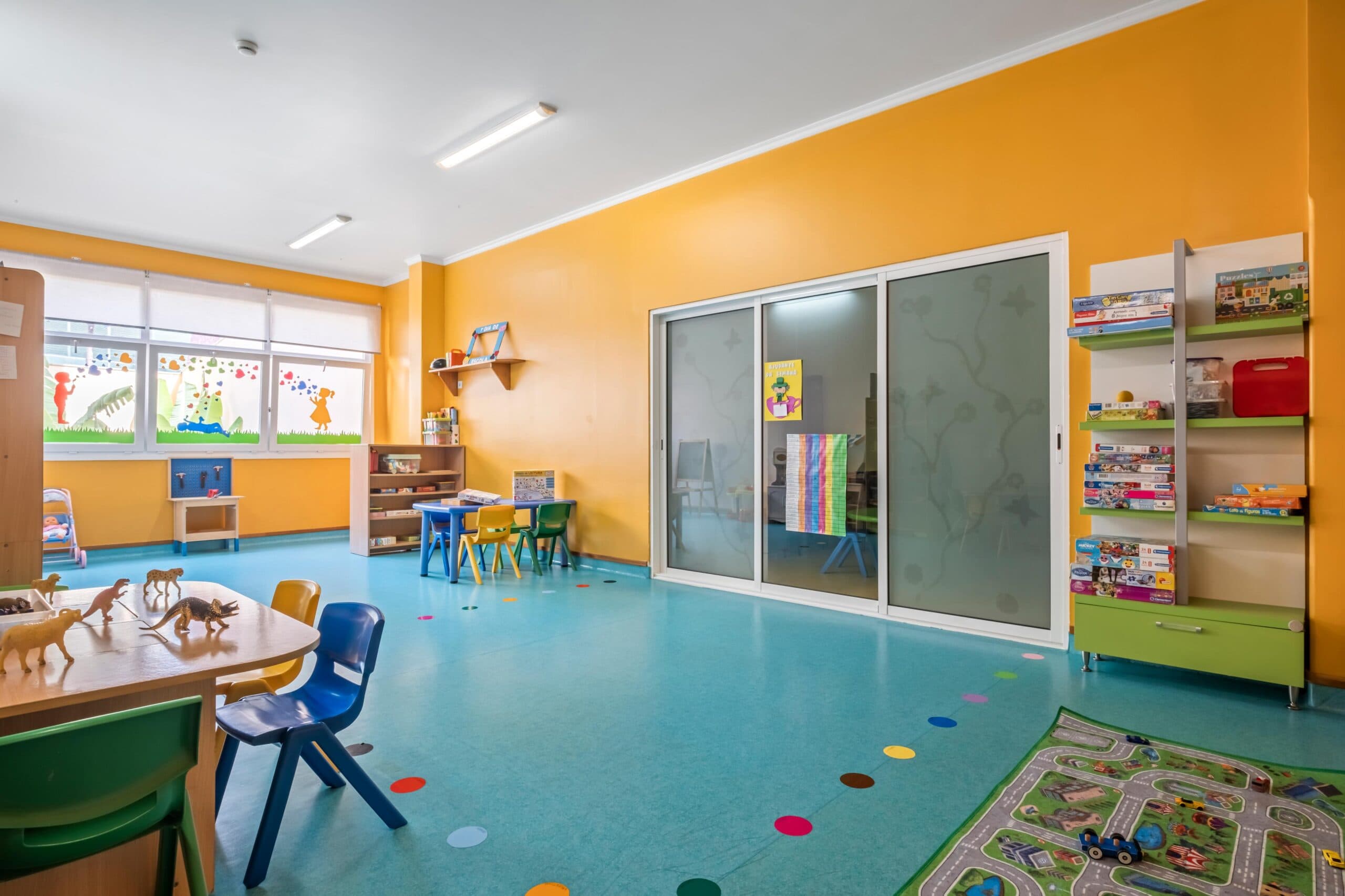 Sala jardim de infância Ouriços-cacheiros com mesas, cadeiras, material e diversos brinquedos, no infantário A Toca dos Traquinas