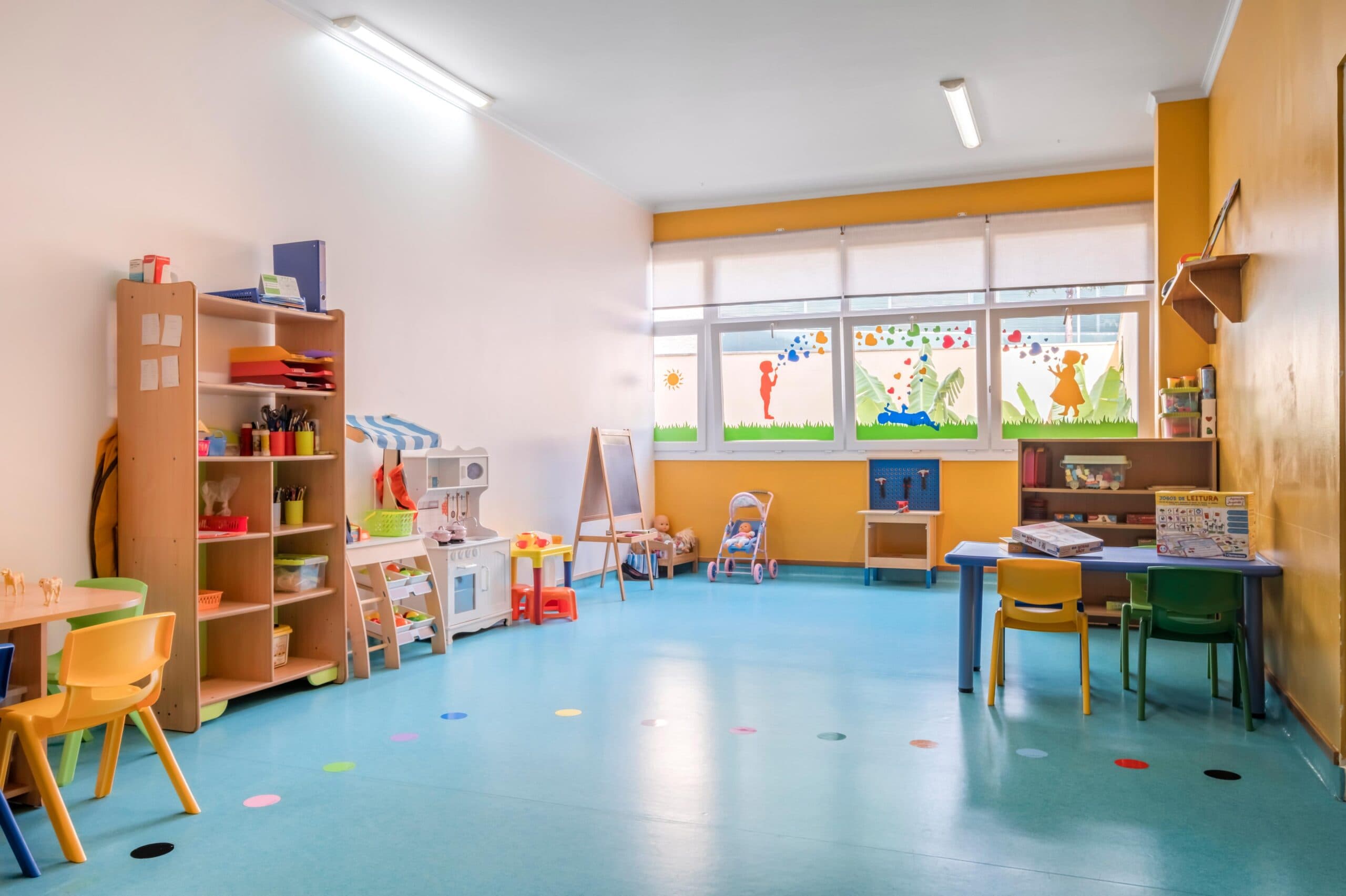 Sala jardim de infância Ouriços-cacheiros com mesas, cadeiras, material e diversos brinquedos, no infantário A Toca dos Traquinas