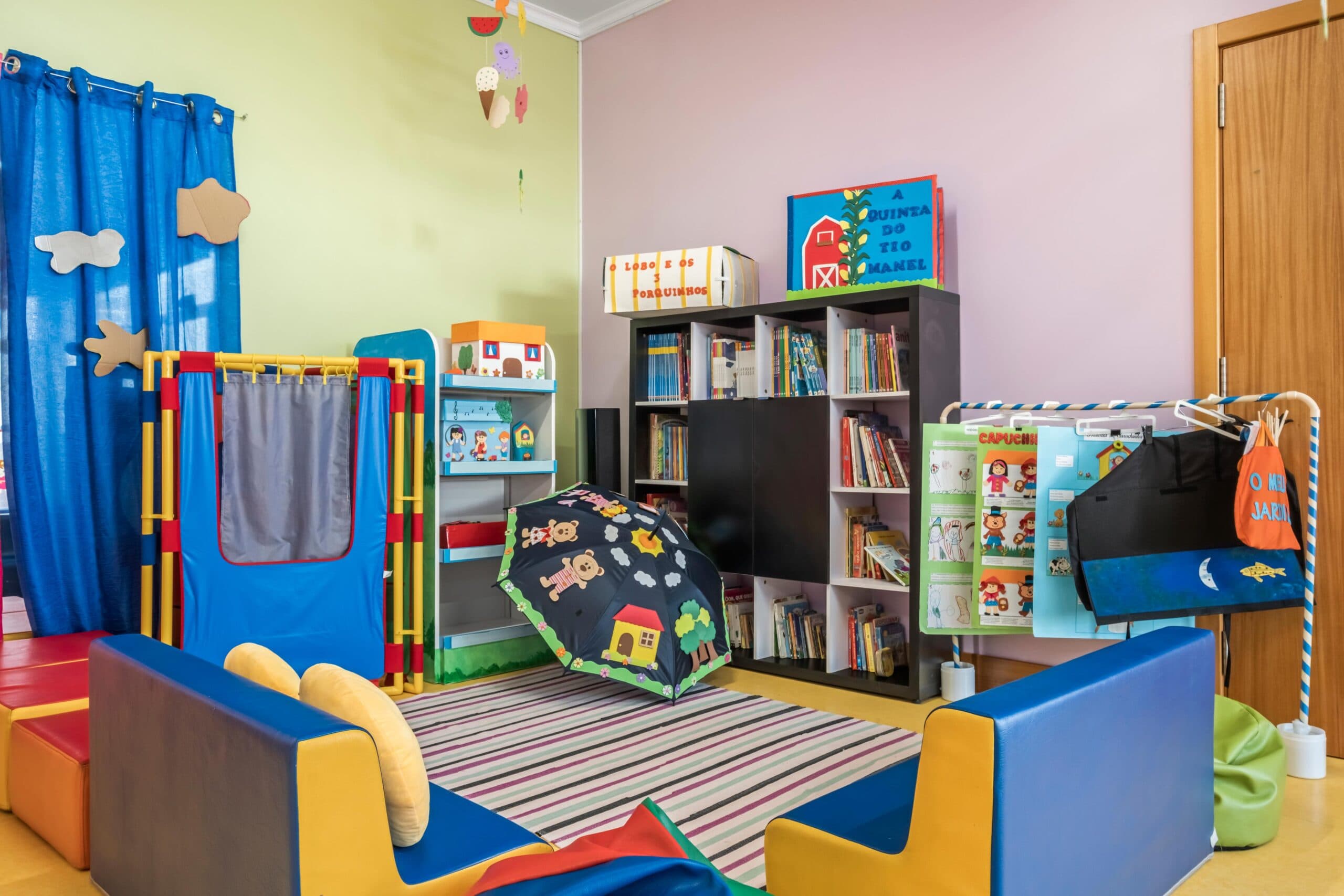 Canto da Biblioteca e Teatro na sala polivalente no infantário A Toca dos Traquinas