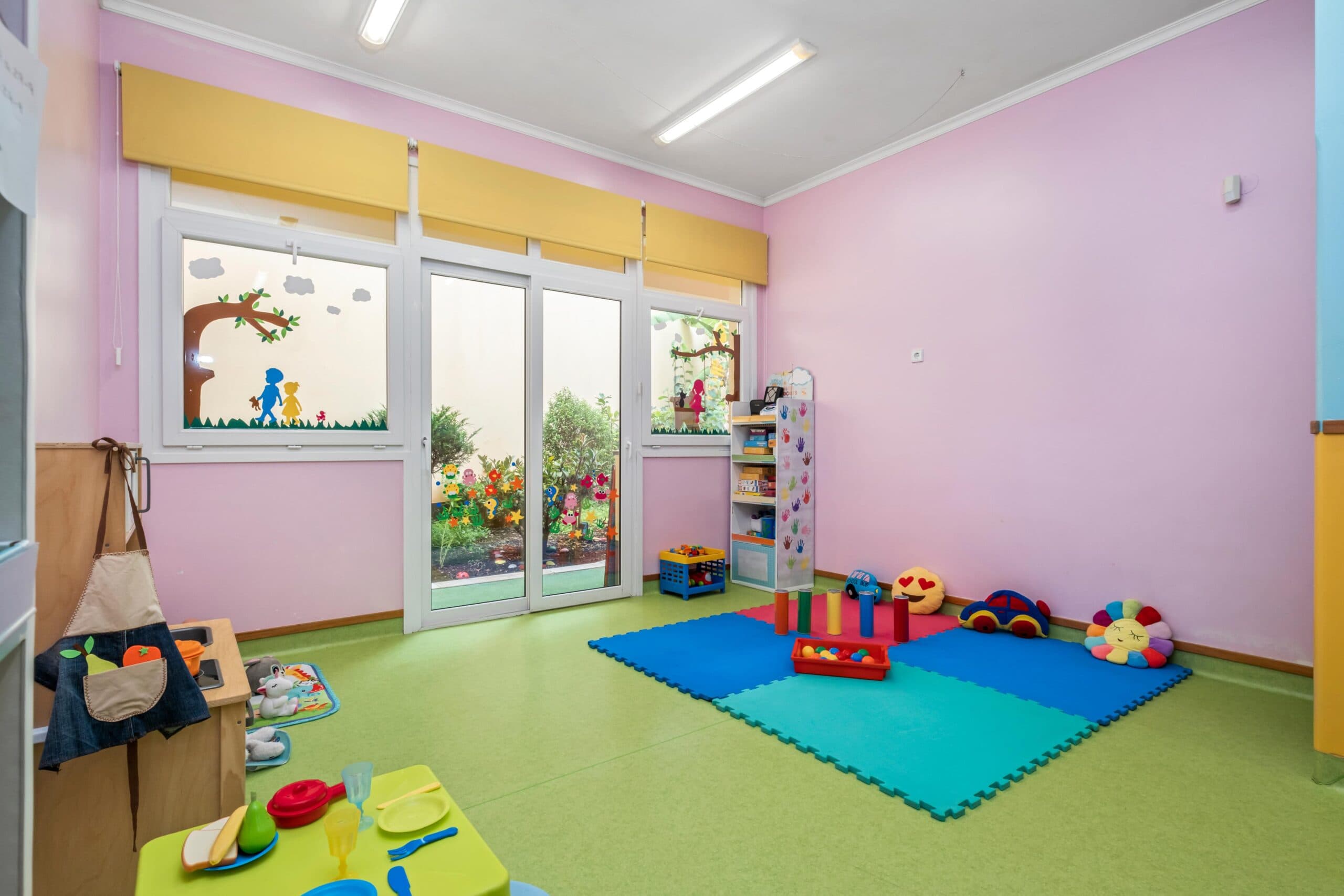 Sala transição Esquilos com tapete e diversos brinquedos, no infantário A Toca dos Traquinas