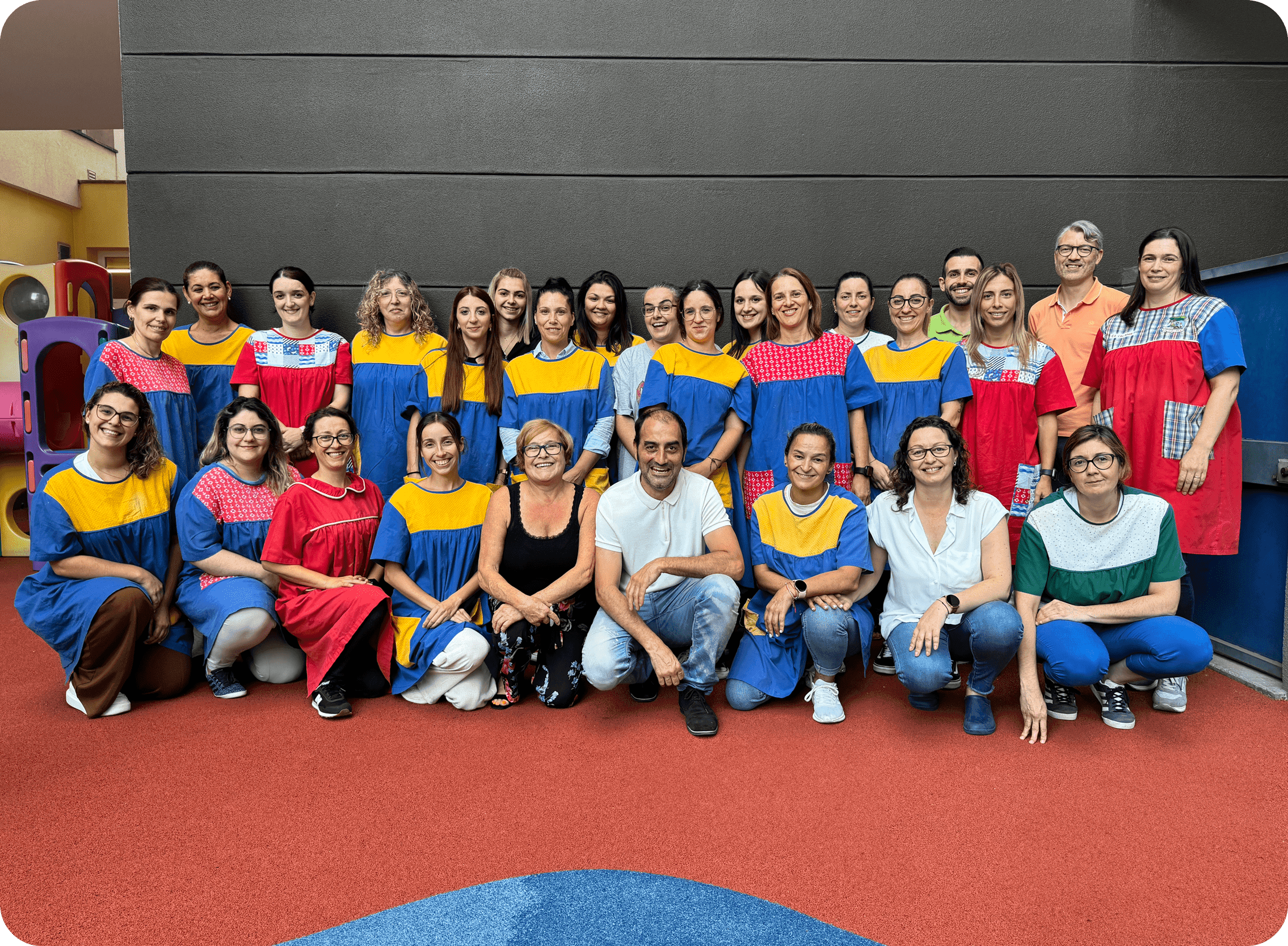 Foto da equipa do infantário A Toca dos Traquinas