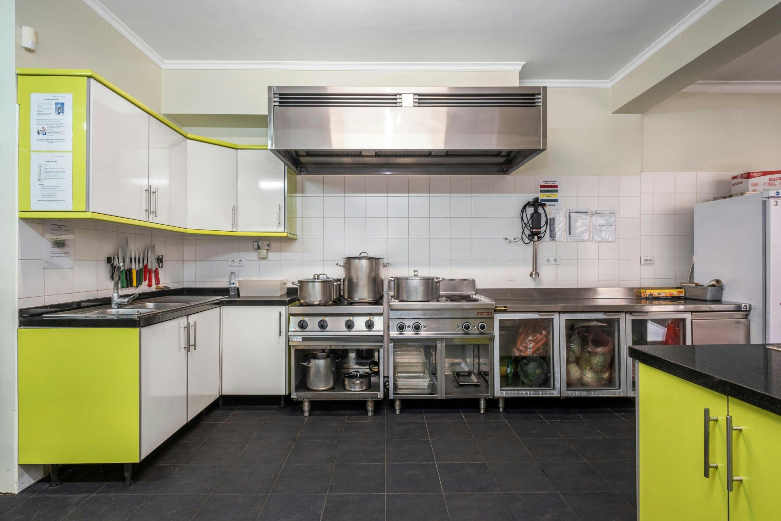 Zona de conceção, fogões e frigoríficos na cozinha do infantário A Toca dos Traquinas